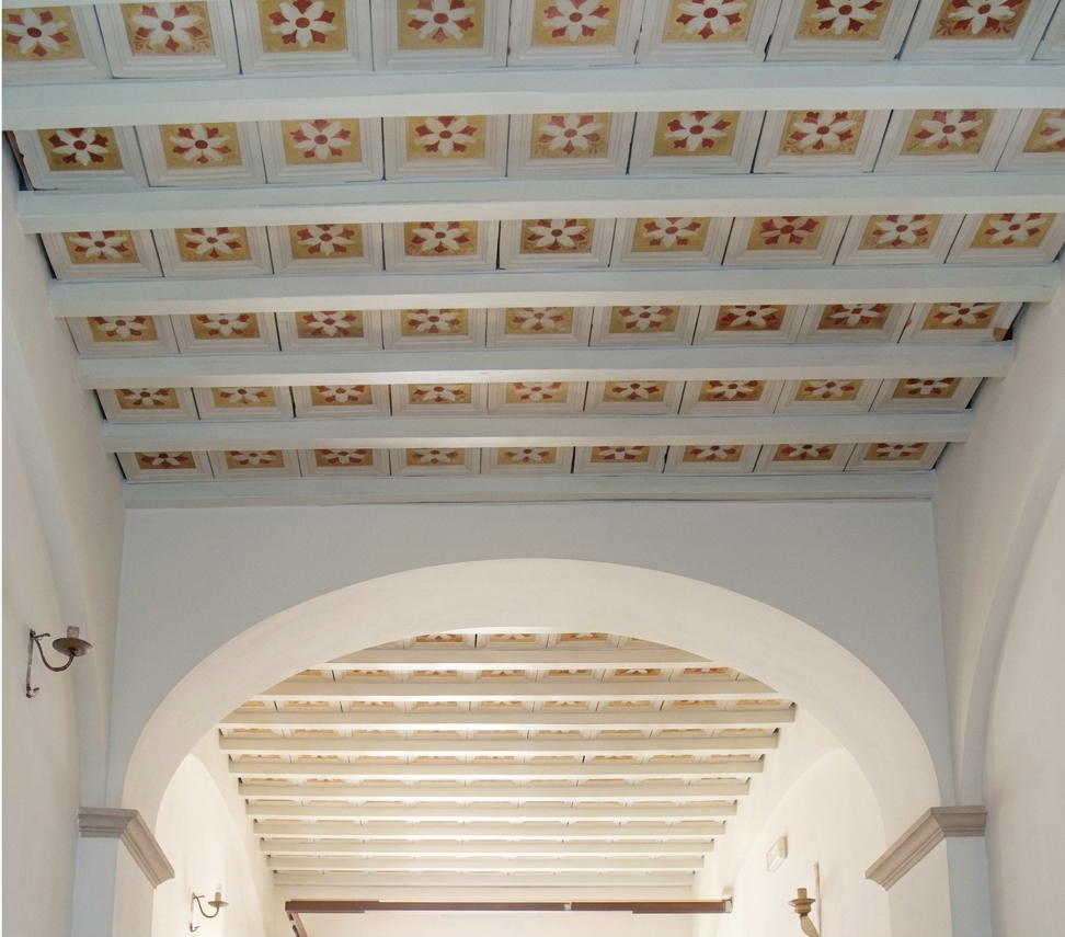 Soffitto in cartongesso con travature esposte